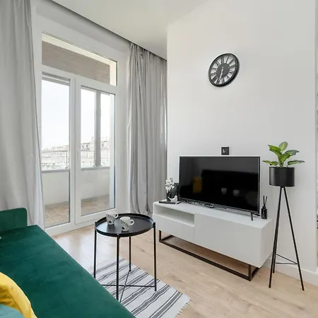 Modern White Studio With Furnished Balcony In By Renters アパート