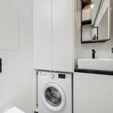 アパート Modern White Studio With Furnished Balcony In By Renters *