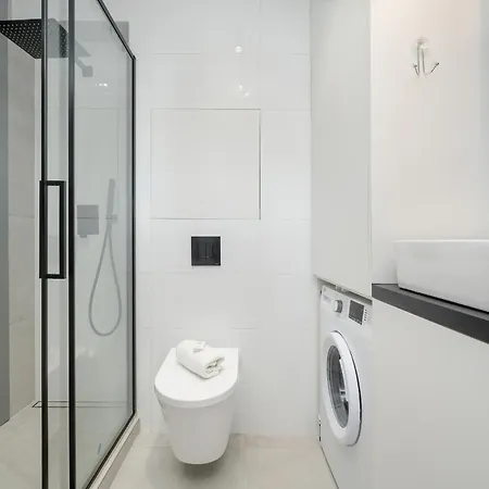Modern White Studio With Furnished Balcony In By Renters アパート *