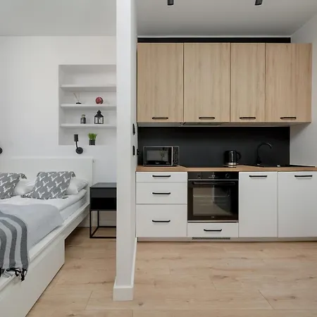 アパート Modern White Studio With Furnished Balcony In By Renters