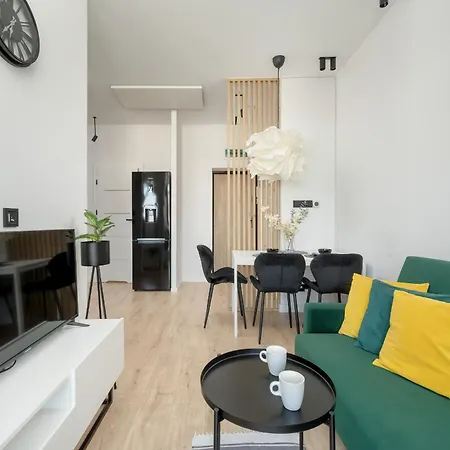 Modern White Studio With Furnished Balcony In By Renters 아파트 *