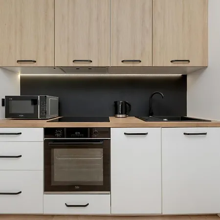 Modern White Studio With Furnished Balcony In By Renters 아파트